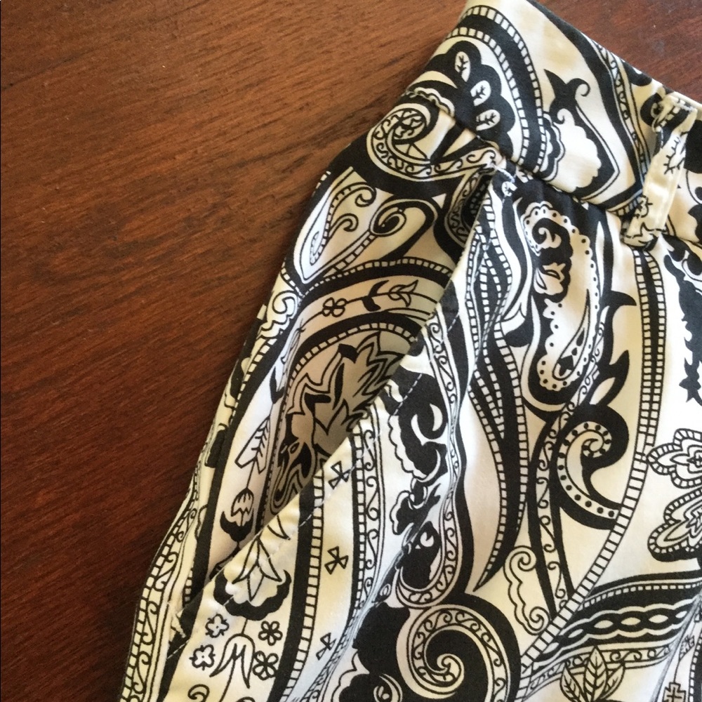 Lovely B & W Paisley Skirt with Pockets, NWOT